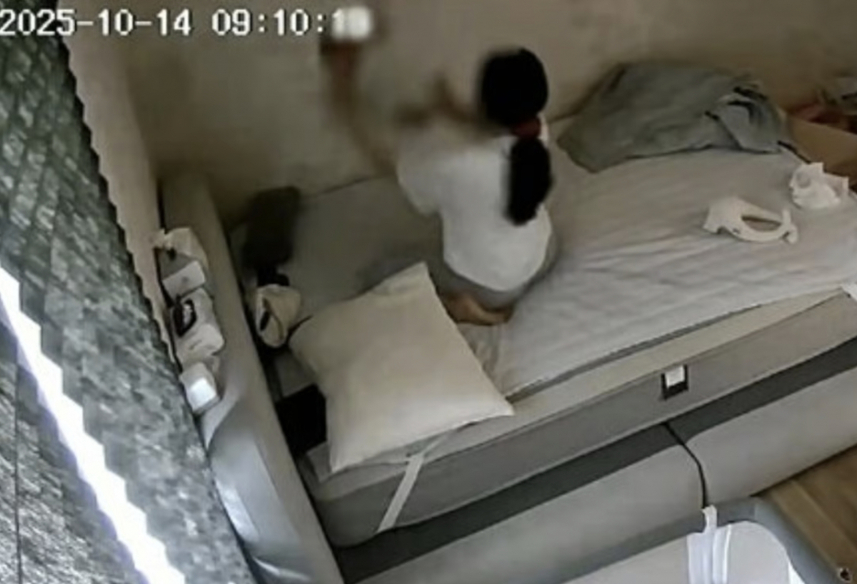 검찰이 확보한 홈캠 영상 속에서 친모 A씨가 생후 4개월된 해든이를 들어 내려치는 모습이 담겨 있다/사진=광주지검 순천지청 제공