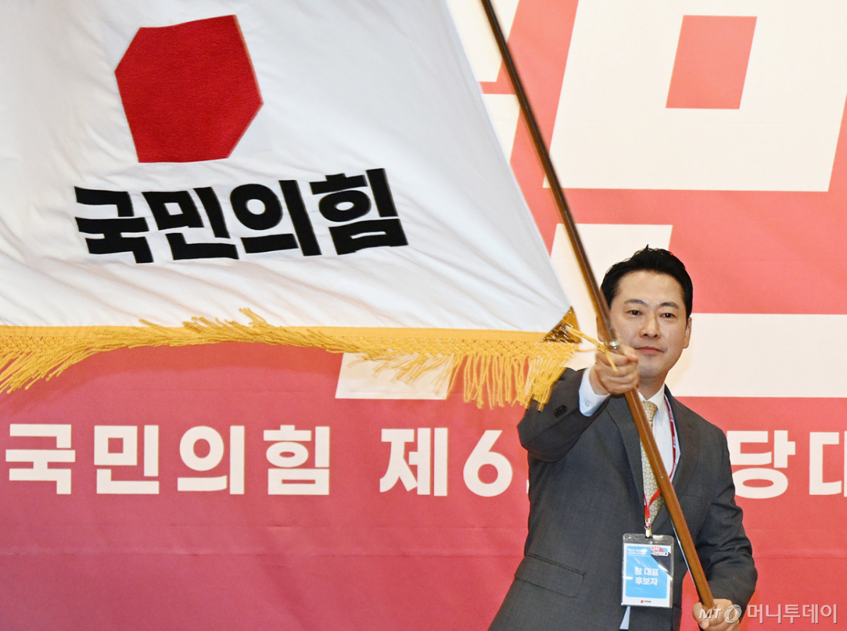 (서울=뉴스1) 국회사진기자단 = 장동혁 국민의힘 신임 당대표가 26일 오전 서울 여의도 국회 도서관에서 열린 제6차 전당대회 결선에서 당기를 흔들고 있다. 2025.8.26/뉴스1 Copyright © 뉴스1. All rights reserved. 무단 전재 및 재배포, AI학습 이용 금지. /사진=(서울=뉴스1) 국회사진기자단