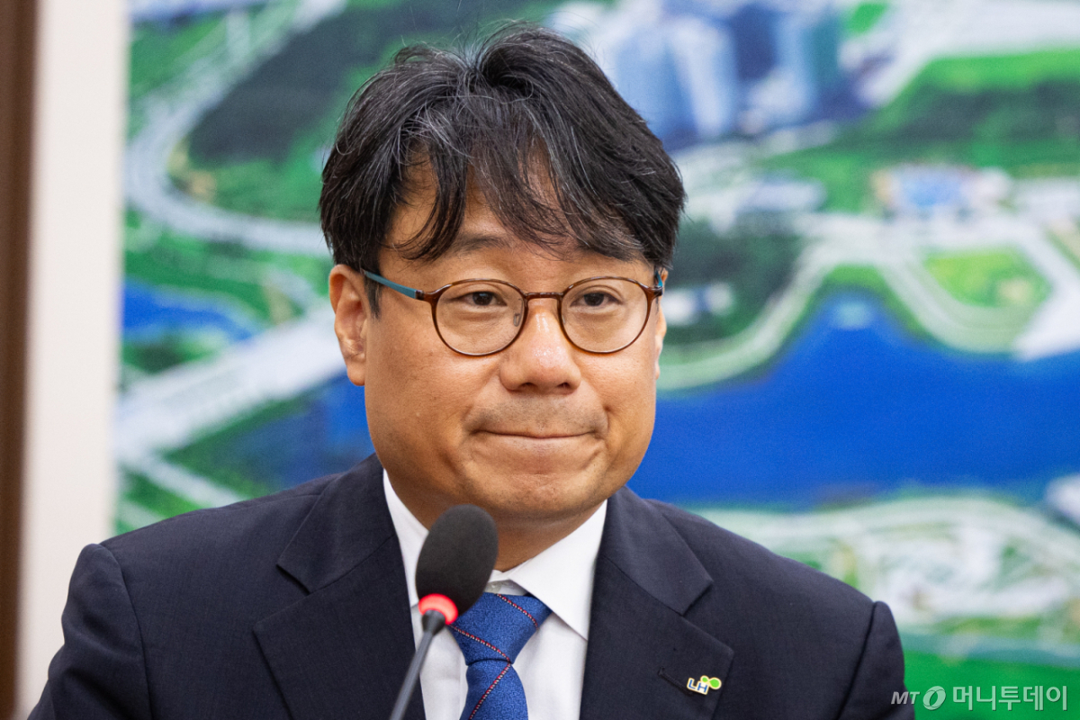 (서울=뉴스1) 유승관 기자 = 이성훈 한국토지주택공사(LH) 사장이 11일 서울 여의도 국회에서 열린 제438회 국회(임시회) 국토교통위원회 제1차 전체회의에 출석해 김은혜 국민의힘 의원의 자료요청 요구에 답변하고 있다. 2026.8.11/뉴스1 Copyright © 뉴스1. All rights reserved. 무단 전재 및 재배포, AI학습 이용 금지. /사진=(서울=뉴스1) 유승관 기자