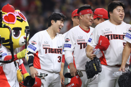 25일 롯데 자이언츠-KIA 타이거즈전. 이호연의 끝내기 만루 홈런 후 기뻐하는 이호연과 KIA 선수들. /사진=KIA 타이거즈 제공