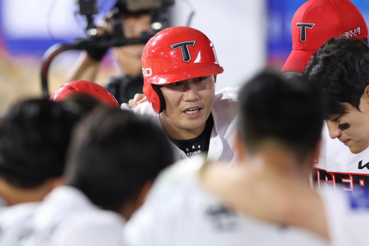 하주석이 25일 광주 롯데전에서 6회 투런포를 터트린 뒤 동료와 함께 기뻐하고 있다. /사진=KIA 타이거즈 제공