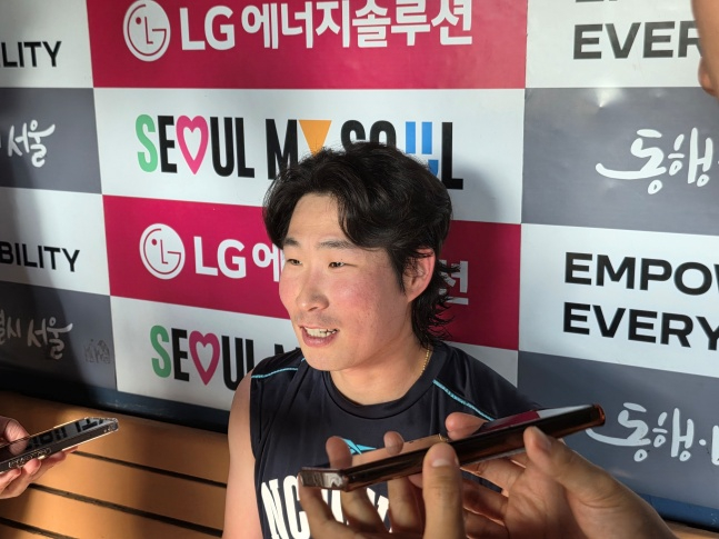 NC 이재학이 25일 잠실 LG전에서 취재진과 인터뷰하고 있다. /사진=김동윤 기자