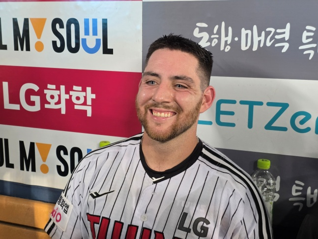 LG 오스틴이 25일 잠실 NC전을 승리로 이끈 뒤 미소 짓고 있다. /사진=김동윤 기자