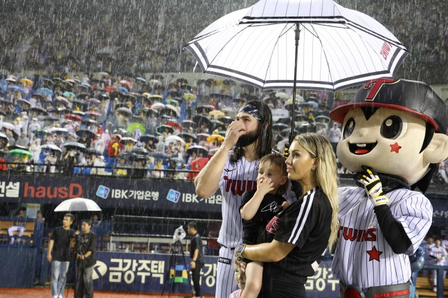 케이시 켈리가 2024년 서울 잠실야구장에서 열린 자신의 고별식에서 가족들과 함께 헌정 영상을 지켜보고 있다. /사진=LG 트윈스 제공