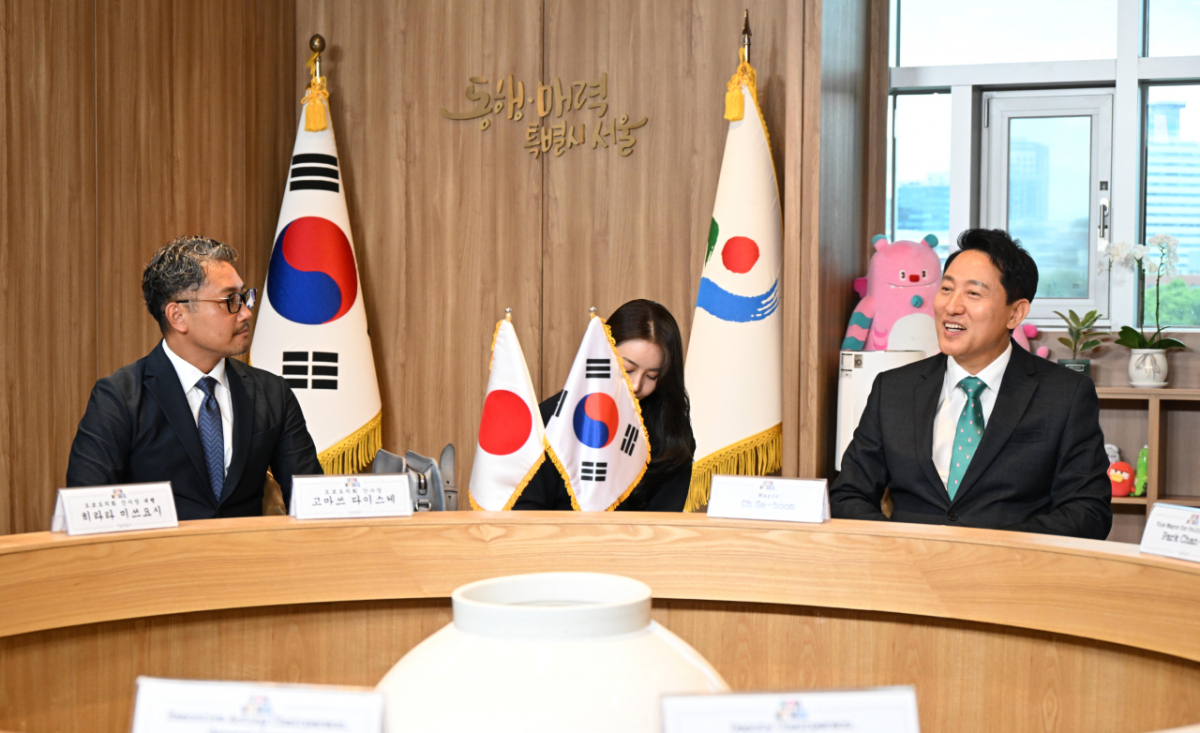 오세훈 서울시장이 25일 서울시청 집무실에서 고마쓰 다이스케 도쿄도의회 자민당 간사장을 비롯한 의원단과 면담을 하고 있다. /사진제공=서울시