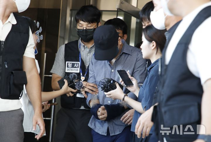 제주에서 발생한 장미란씨(37) 실종 사건의 허위 종결 논란을 계기로 경남경찰청이 관내 실종 사건에 대한 전수조사에 착수했다. 사진은 이 사건을 '허위 종결'한 의혹을 받고 있는 담당 수사관 부 경장이 제주지방법원에서 구속 전 피의자 심문(영장실질심사)를 받은 후 이동하고 있는 모습./사진=뉴시스