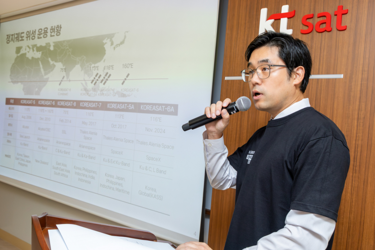 25일 경기 용인시 kt sat 용인관제센터에서 kt sat 위성관제본부 김기영 팀장이 kt sat의 관제 역량에 대해 설명하고 있다.