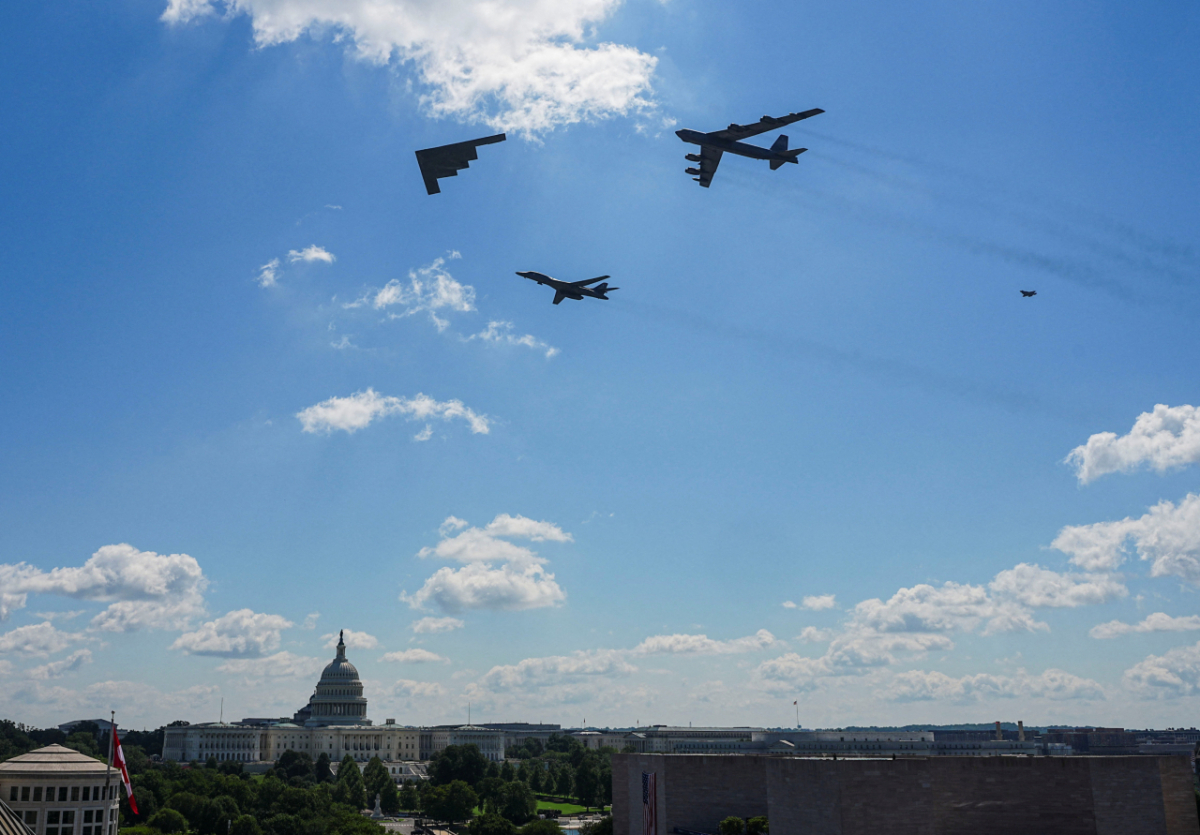 미국 공군의 보잉 B-52 스트라토포트리스, 노스럽 그루먼 B-2 스피릿, 록웰 B-1B 랜서, F-35 라이트닝 II 전투기가 2026년 8월 23일 미국 워싱턴 D.C.에서 열리는 프리덤 250 그랑프리 인디카 시리즈 경기를 앞두고 관중석 상공 비행을 진행하고 있다. /사진=로이터