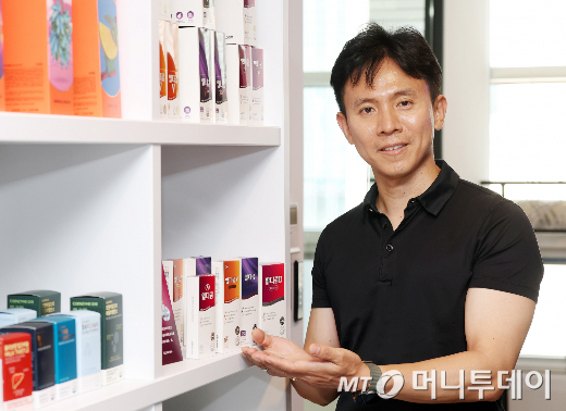 권영민 에이피크 대표는 "제품 기획부터 패키지 디자인, 마케팅과 유통까지 전 과정을 직접 쥐고 키운다"며 "브랜드를 만들어 소비자 손에 닿는 전 과정을 자체적으로 해내는, 이른바 '엔드 투 엔드 브랜드 빌더'를 지향한다"고 설명했다.. /사진=김창현 기자 chmt@