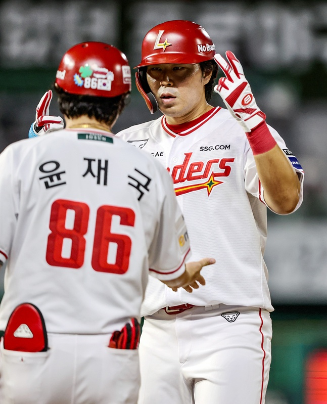 SSG 랜더스 한유섬이 25일 인천 SSG랜더스필드에서 열린 한화 이글스와 2026 신한 SOL KBO리그 홈경기에서 6회말 대타로 출전해 쐐기 적시타를 날리고 있다. /사진=SSG 랜더스 제공