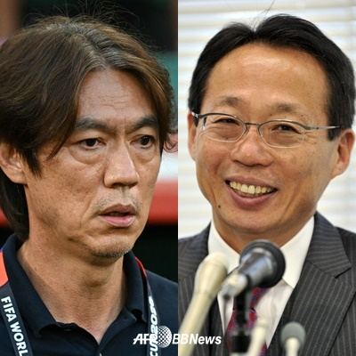 홍명보(왼쪽) 전 대한민국 축구 국가대표팀 감독과 오카다 다케시. /AFPBBNews=뉴스1