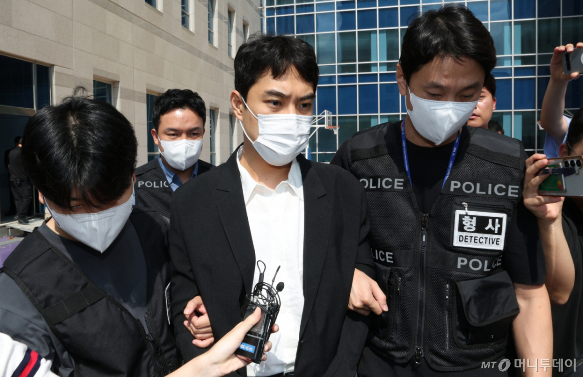 (청주=뉴스1) 김영운 기자 = 미성년자 성매매 혐의 등을 받는 최영중 전 청주시의원이 30일 충북 청주시 서원구 청주지방법원에서 구속 전 피의자 심문(영장실질심사)을 받은 뒤 나오고 있다. 2026.7.30/뉴스1 Copyright © 뉴스1. All rights reserved. 무단 전재 및 재배포, AI학습 이용 금지. /사진=(청주=뉴스1) 김영운 기자