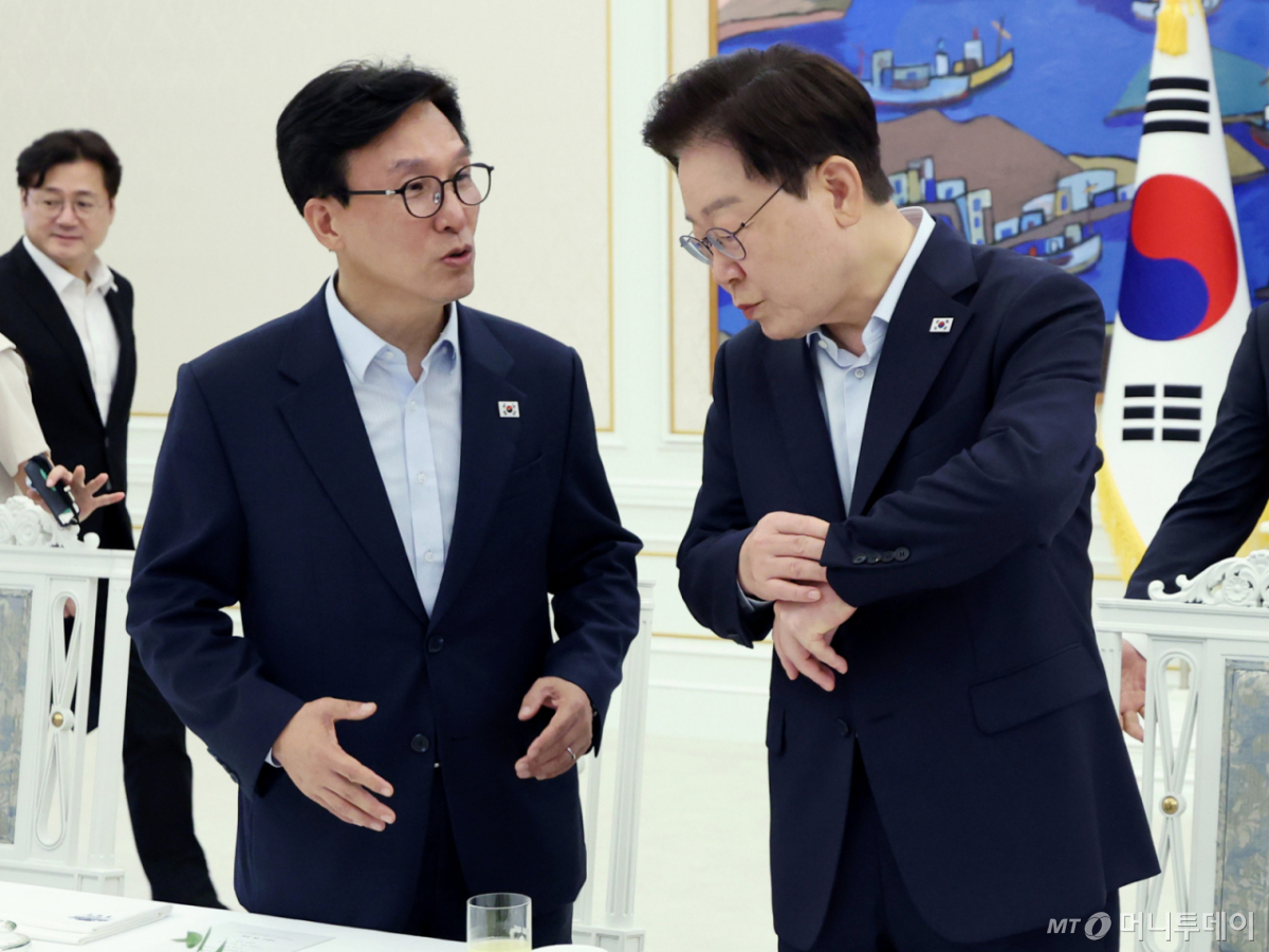 [서울=뉴시스] 조성봉 기자 = 이재명 대통령이 25일 청와대에서 열린 더불어민주당 신임 지도부 만찬 간담회에서 김민석 대표와 대화를 하고 있다. 2026.08.25. suncho21@newsis.com /사진=김진아