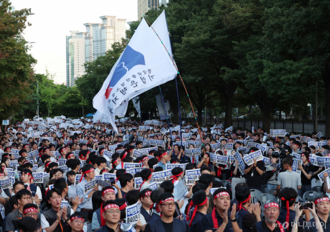 11일 오후 서울 여의도 한국산업은행 본점 옆 의사당대로에서 한국산업은행지부, 기업은행지부, 한국수출입은행지부가 주최한 국책은행 지방이전 저지 총력투쟁 결의대회에서 깃발 입장이 진행되고 있다. /사진=뉴시스