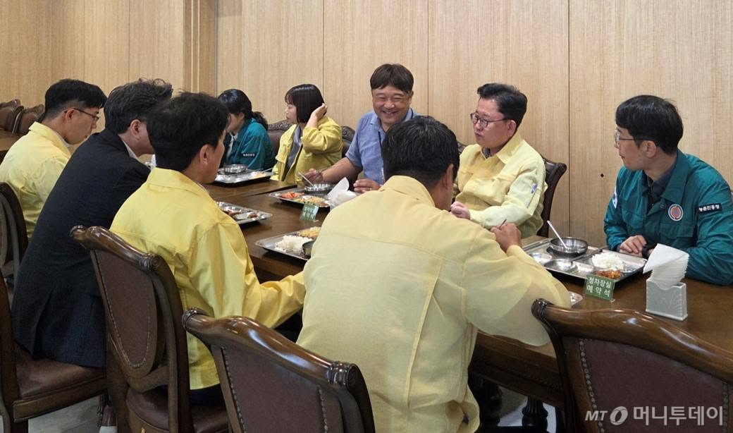 이승돈 농촌진흥청장이 지난 19일 전북 전주 본청 구내식당에서 '미호'를 개발한 국립식량과학원 강주원 박사팀을 초대해 식사를 함께 하며 이들을 격려하고 있다. /사진=농촌진흥청