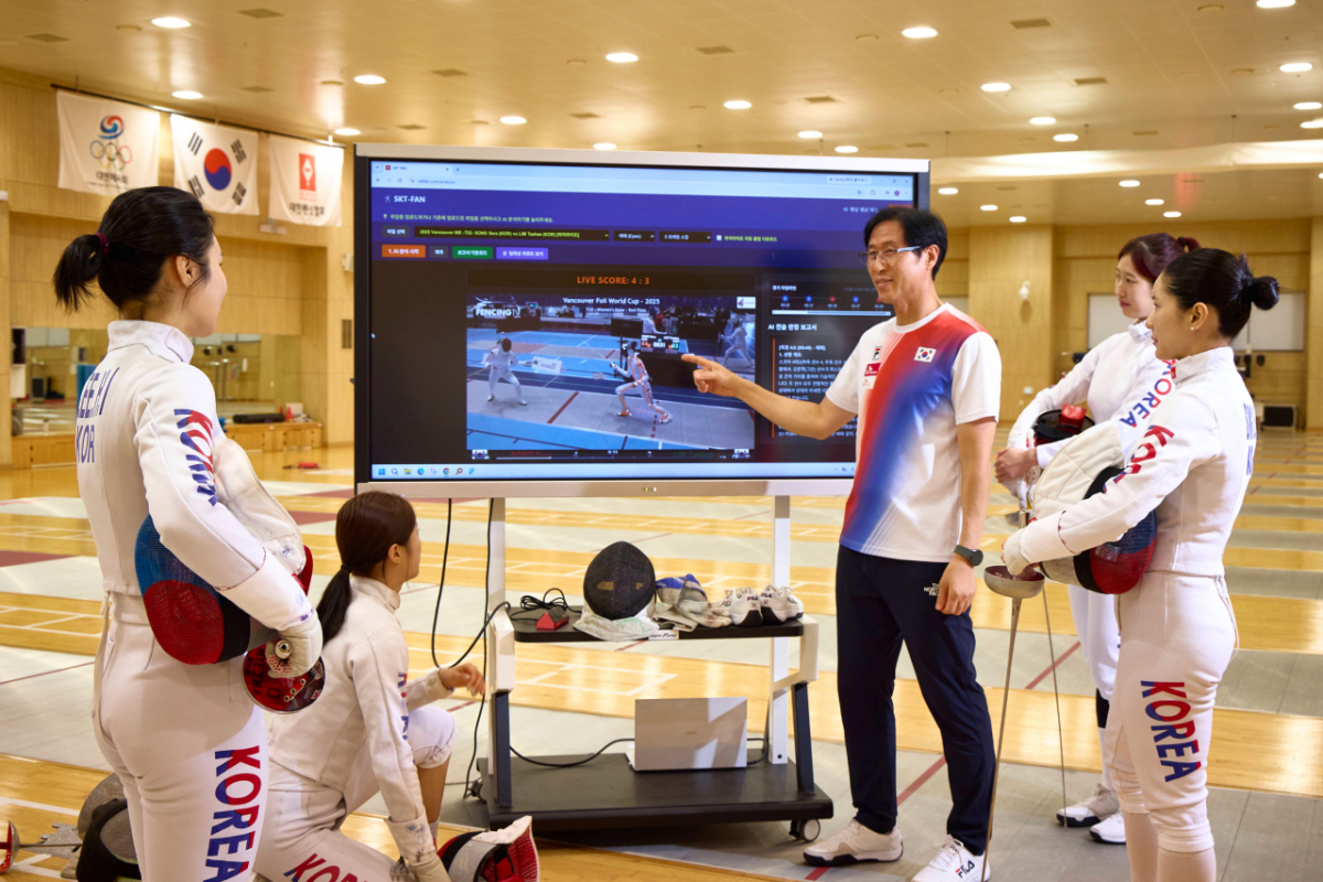 Women's foil national team members Lee Hye-in (from left), Yang Seung-hye, Coach Ham Jae-man, Im Tae-hee, and Song Se-ra are conducting power analysis using SKT's fencing AI performance analysis system, SKT-FAN. /Photo provided by SKT
