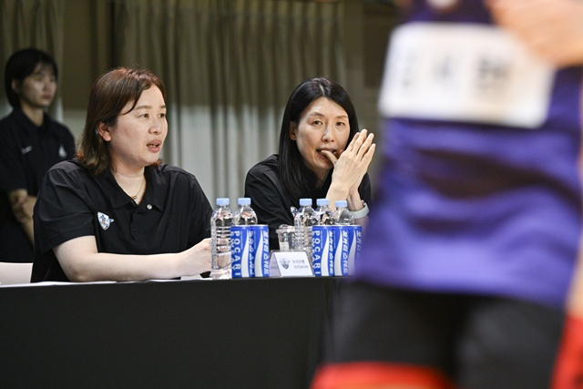 전주원 아산 우리은행 감독(오른쪽). /사진=WKBL 제공