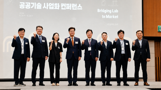 (사진 왼쪽 두번째부터)과학기술사업화진흥원 김병국 원장, 과학기술정보통신부 윤경숙 기초원천연구정책관(국장), 국가과학기술연구회 김영식 이사장, 한국연구소기술이전협회 임환 회장, 한국과학기술지주 최치호 대표가 기념촬영을 하고 있다/사진=류준영 기자