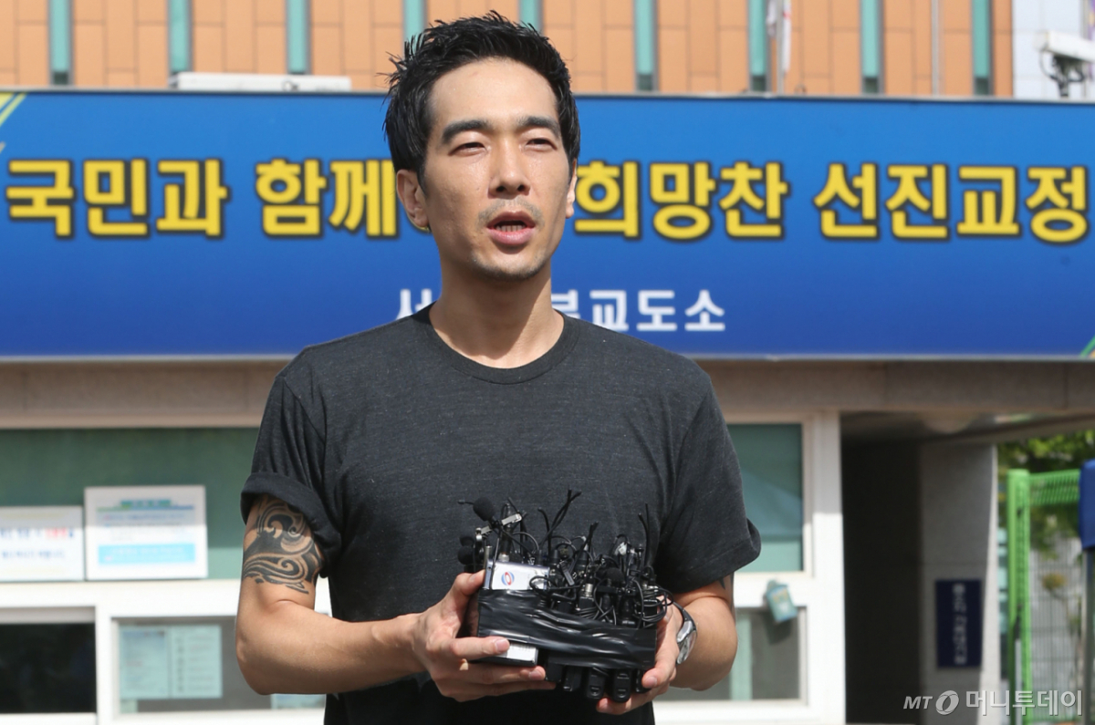미성년자 성폭행 및 성추행 혐의로 구속된 그룹 룰라 출신 고영욱이 2015년 7월 구로구 천왕동 서울남부교도소에서 복역을 마친 뒤 만기 출소해 취재진과 인터뷰 하고 있다.