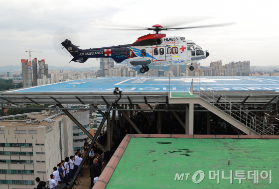 경기도 수원 아주대학교병원에 닥터헬기가 착륙하고 있다. 기사의 이해를 돕기 위한 사진 /사진=이동훈 기자