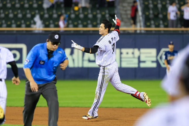 LG 홍창기가 25일 잠실 NC전 연장 10회말 2사 만루에서 끝내기 안타를 쳤다. /사진=LG 트윈스 제공