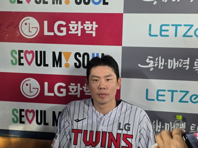 LG 홍창기가 25일 잠실 NC전을 승리로 이끈 후 취재진과 인터뷰에 응했다. /사진=김동윤 기자