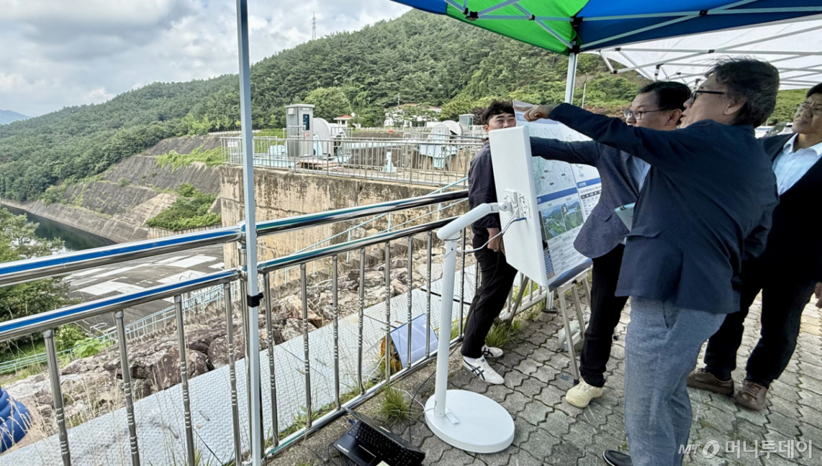 금한승 기후에너지환경부 1차관이 지난 7월10일 전남광주특별시 주암댐을 방문해 호남권 신규 반도체 산단에 차질없는 용수 공급을 위해 현장을 점검하고 있다. /사진=뉴시스