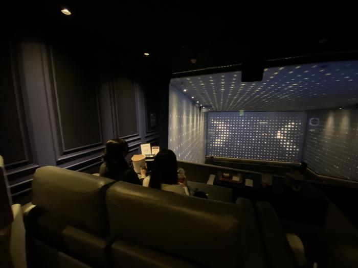 CGV 용산아이파크몰점의 프라이빗 박스. 편안한 분위기의 독립된 방에서 통창을 통해 스크린에 상영되는 영화를 감상할 수 있다. /사진제공=CGV 