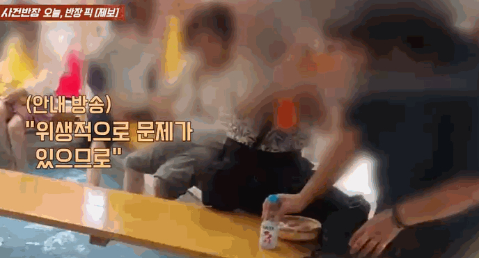 지난 22일 일본의 한 유명 온천 관광지에서 한국인 관광객들이 '취식 금지' 안내에도 족욕장에서 음식을 먹었다는 사연이 전해졌다. /사진=JTBC 사건반장 갈무리
