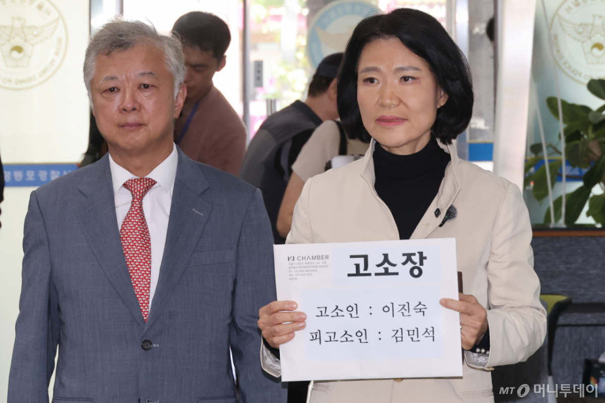 이진숙 국민의힘 의원이 24일 서울 영등포경찰서에서 김민석 더불어민주당 대표에 대한 모욕 혐의 고소장을 제출하기 위해 민원실로 들어서고 있다. /사진=뉴시스