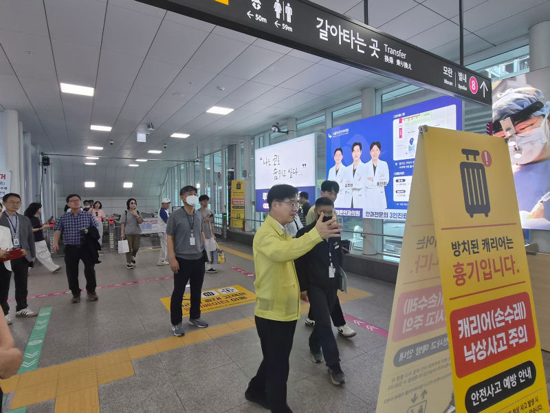 김규식 경기도 안전관리실장이 지난 25일 구리역 에스컬레이터 안전 점검을 하고 있다./사진=경기도