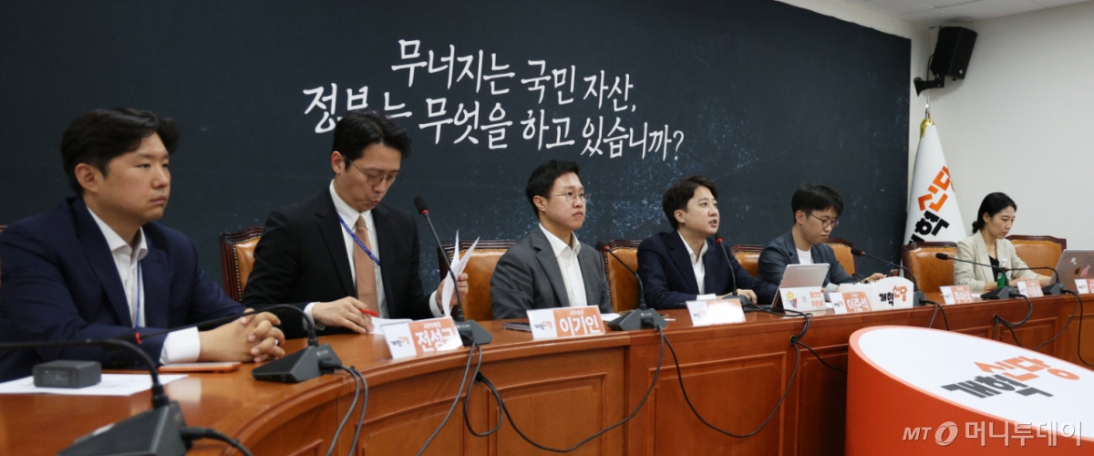 [서울=뉴시스] 고범준 기자 = 이준석 개혁신당 대표가 13일 서울 여의도 국회에서 열린 최고위원회의에서 발언하고 있다. 2026.08.13. bjko@newsis.com /사진=고범준