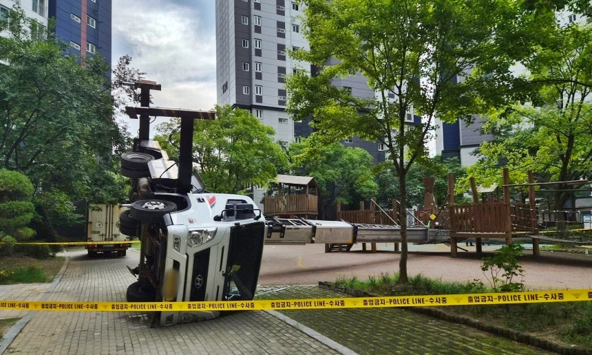 26일 오전 8시38분쯤 천안시 동남구 신부동 한 아파트 단지에서 이삿짐 사다리차에 초등학생 추정 남자아이가 깔리는 사고가 발생했다./사진=뉴스1
