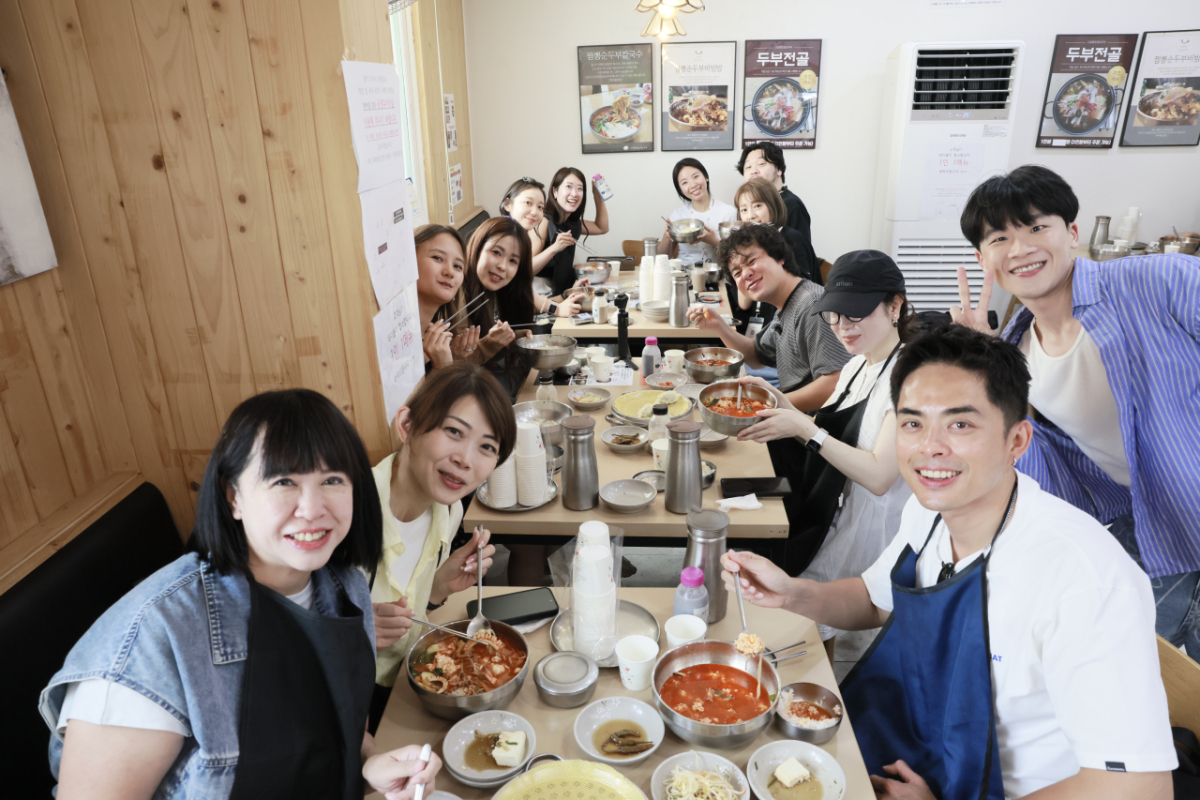 한국관광공사가 초청한 인플루언서들이 강릉 초당순두부를 맛보고 있다. / 사진제공 = 한국관광공사