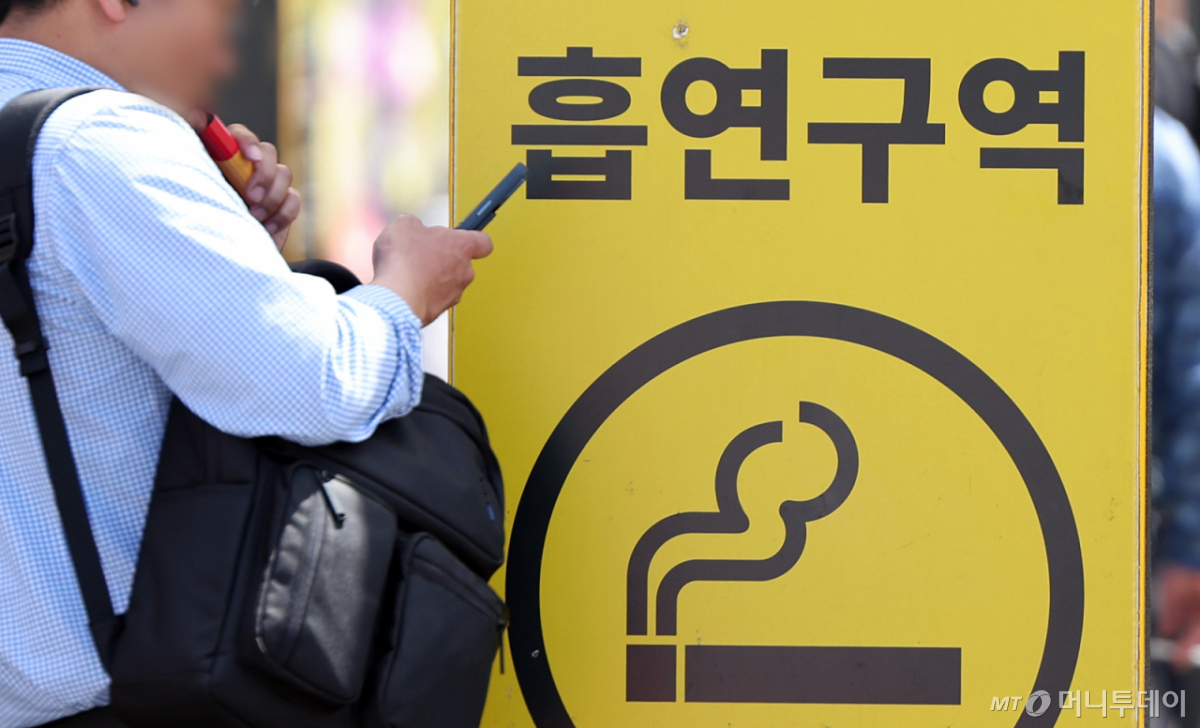 (서울=뉴스1) 김진환 기자 = 24일부터 합성 니코틴이 포함된 액상형 전자담배는 금연 구역에서 사용이 금지된다. 담뱃갑에는 경고 그림과 문구 등 건강 경고를 표기해야 한다. 흡연자의 경우 금연구역에서 모든 형태의 담배를 피울 수 없게 되고, 이를 어기면 10만원 이하의 과태료가 부과될 수 있다. 사진은 23일 서울 중구 서울역 인근 흡연장소. 2026.4.23/뉴스1 Copyright © 뉴스1. All rights reserved. 무단 전재 및 재배포, AI학습 이용 금지. /사진=(서울=뉴스1) 김진환 기자