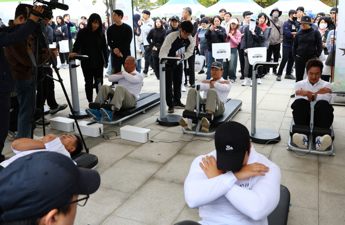 오세훈 서울시장을 비롯한 참석자들이 지난해 10월 26일 서울 여의도 한강공원 이벤트 광장에서 열린 9988 서울체력장에서 체력측정을 하고 있다./사진=뉴시스
