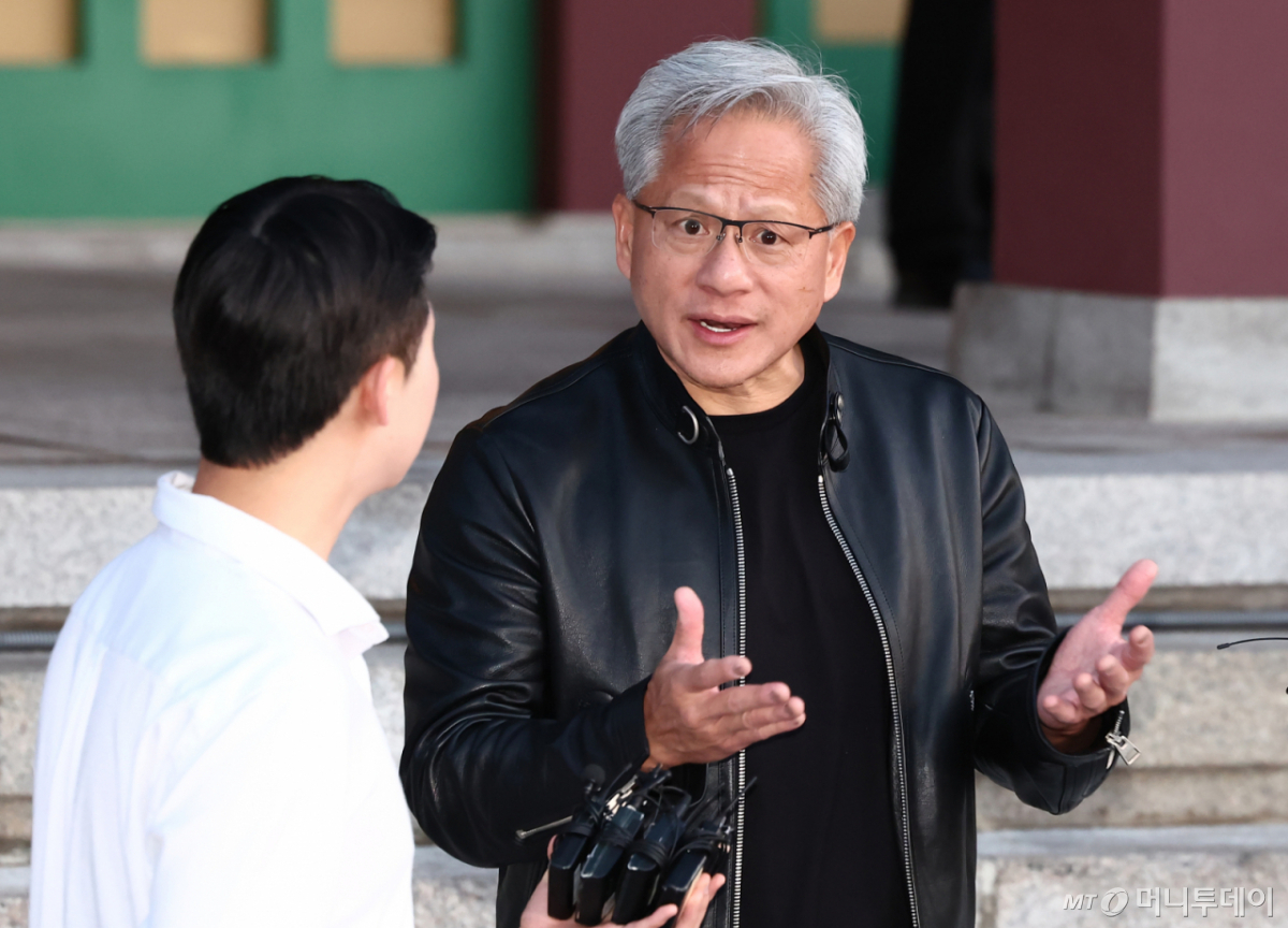 (서울=뉴스1) 김민지 기자 = 젠슨 황 엔비디아 최고경영자(CEO)가 8일 서울 중구 신라호텔 영빈관에서 열린 엔비디아 코리아 AI 에코시스템 리셉션을 마치고 나와 취재진 질의에 답변하고 있다. 2026.6.8/뉴스1 Copyright © 뉴스1. All rights reserved. 무단 전재 및 재배포, AI학습 이용 금지. /사진=(서울=뉴스1) 김민지 기자