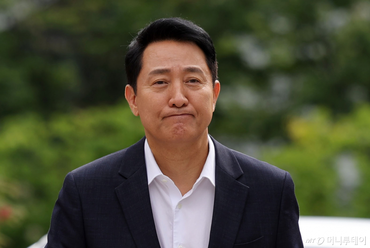 오세훈 서울시장이 26일 오전 서울 중구 달개비에서 김윤덕 국토교통부 장관과 주택공급 관련 2차 회동을 위해 들어서고 있다. 2026.08.26. /사진=홍효식