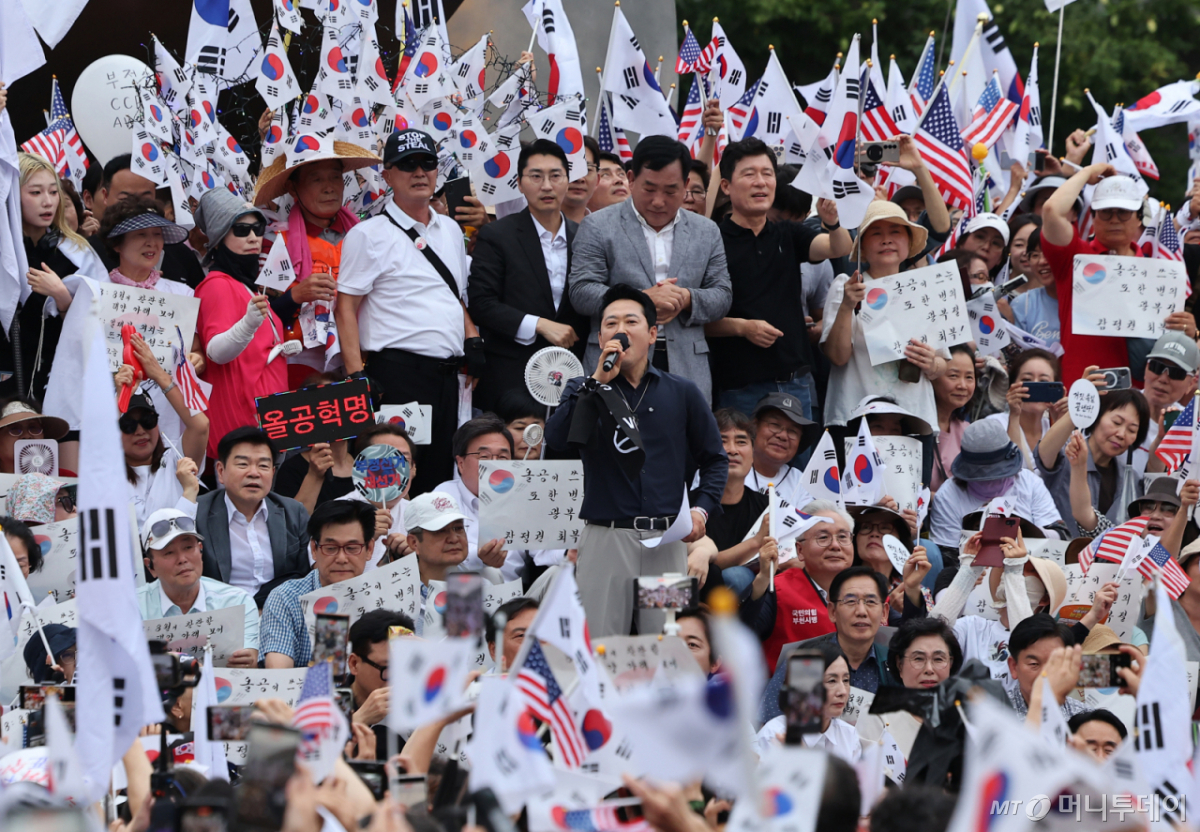 (서울=뉴스1) 김성진 기자 = 장동혁 국민의힘 대표가 광복절인 15일 서울 송파구 올림픽공원 핸드볼경기장에서 열린 투표 용지 부족 사태 관련 참정권 수호 집회에서 발언하고 있다. 2026.8.15/뉴스1  Copyright © 뉴스1. All rights reserved. 무단 전재 및 재배포,  AI학습 이용 금지. /사진=(서울=뉴스1) 김성진 기자
