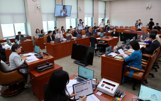 김정재 국회 성평등가족위원회 위원장이 3일 오후 서울 여의도 국회에서 열린 성평등가족위원회 전체회의에서 발언하고 있다./사진=뉴시스
