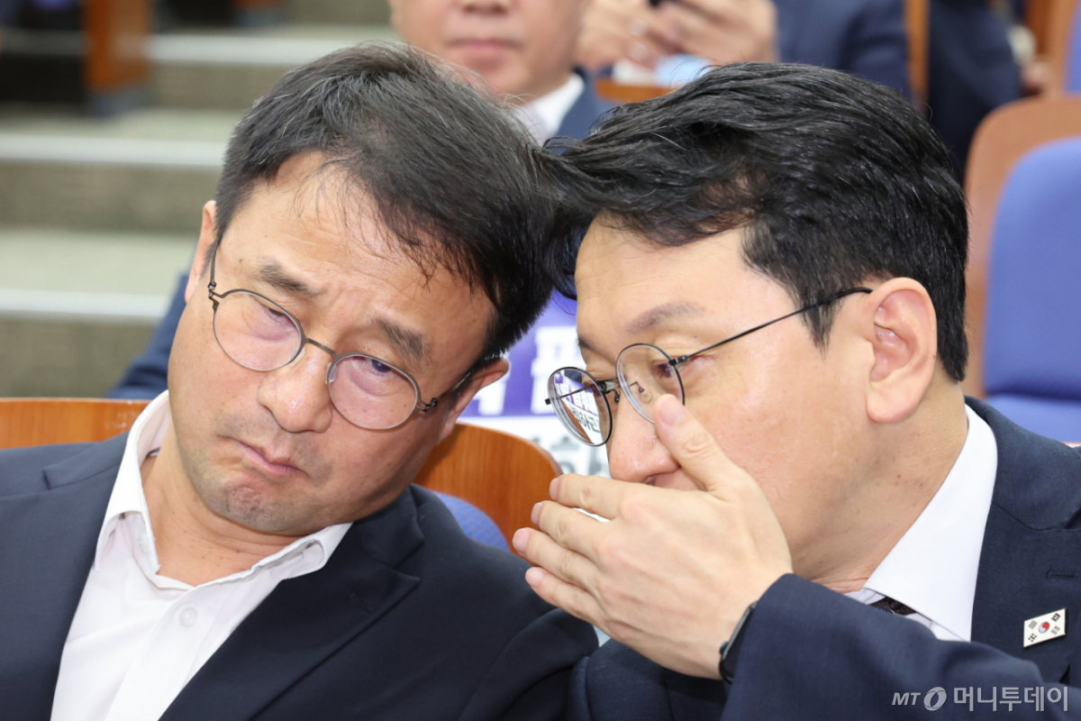 (서울=뉴스1) 신웅수 기자 = 한병도 더불어민주당 원내대표와 천준호 원내운영수석부대표가 26일 서울 여의도 국회에서 열린 의원총회에서 대화하고 있다. 2026.8.26/뉴스1 Copyright © 뉴스1. All rights reserved. 무단 전재 및 재배포, AI학습 이용 금지. /사진=(서울=뉴스1) 신웅수 기자