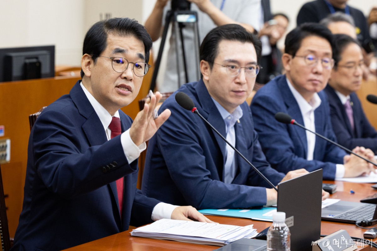 (서울=뉴스1) 유승관 기자 = 국회 재정경제기획위원회 배준영 국민의힘 간사가 20일 서울 여의도 국회에서 열린 제438회 국회(임시회) 재정경제기획위원회 제1차 전체회의에서 조승래 위원장의 의사진행에 항의하고 있다. 2026.8.20/뉴스1 Copyright © 뉴스1. All rights reserved. 무단 전재 및 재배포, AI학습 이용 금지. /사진=(서울=뉴스1) 유승관 기자