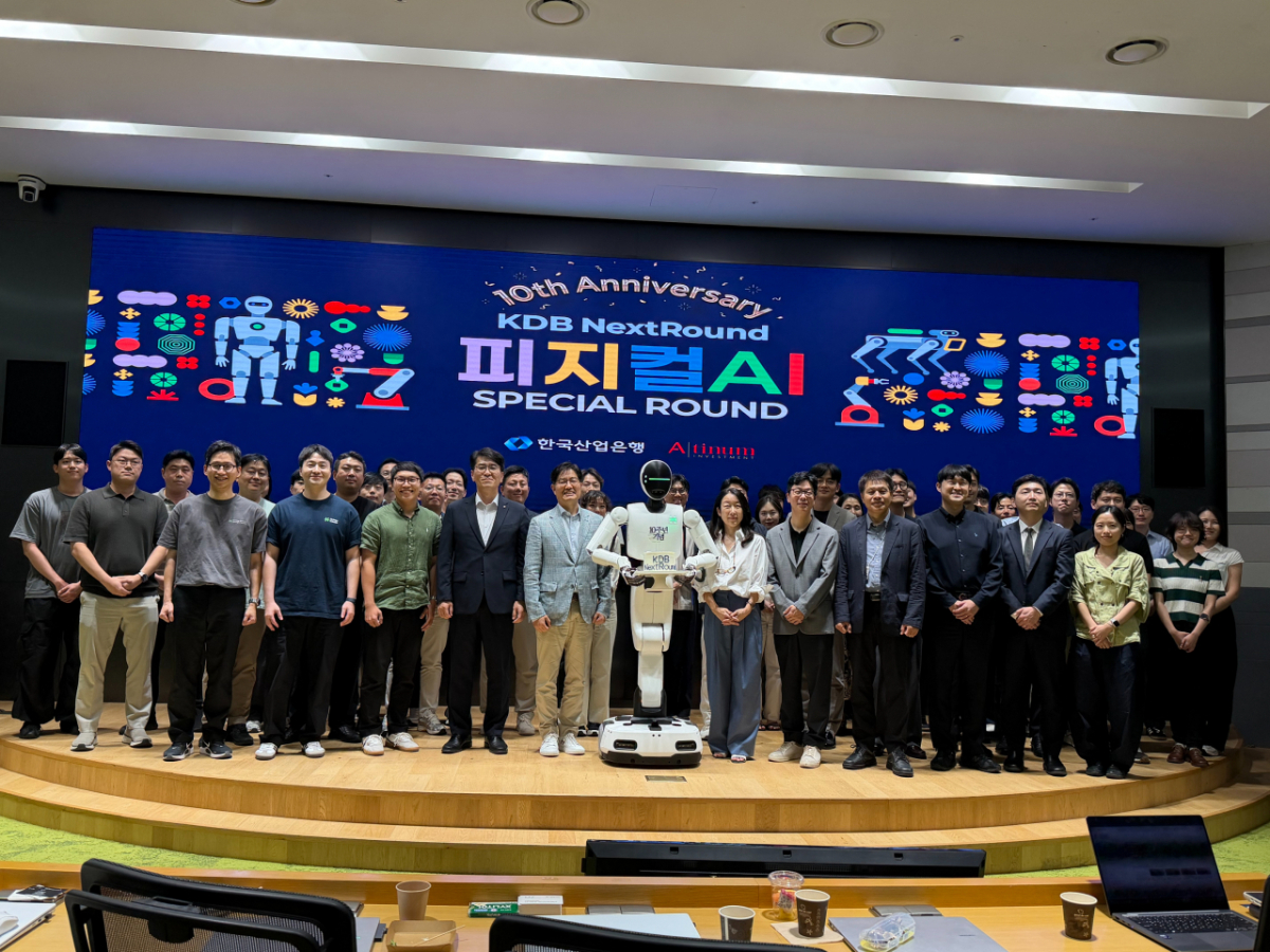 Attendees pose for a group photo at the 'KDB Next Round–Physical AI' event held on the 25th at Korea Development Bank headquarters in Yeouido-dong, Seoul. /Photo=Atnem Investment