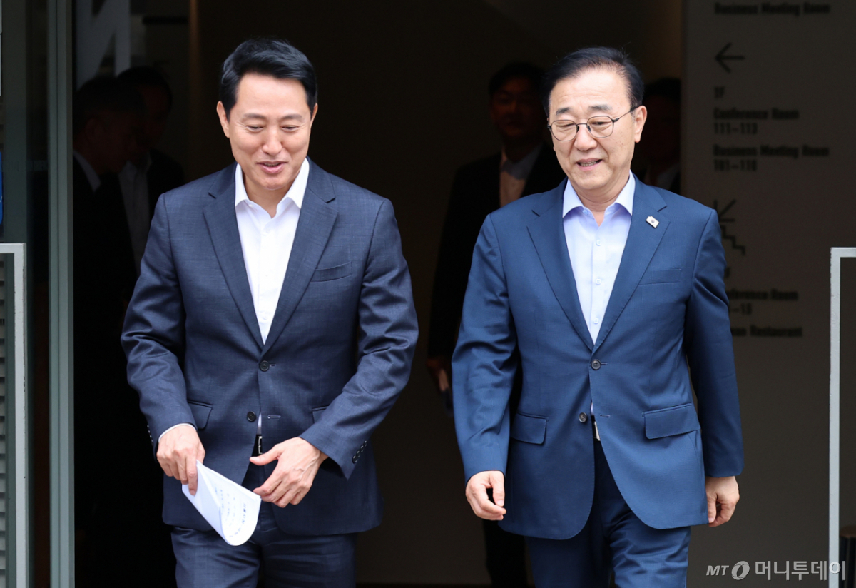 김윤덕 국토교통부 장관과 오세훈 서울시장이 26일 서울 중구 컨퍼런스하우스 달개비에서 서울 주택 공급 현안을 논의하기 위한 2차 회동을 마친 뒤 나란히 이동하고 있다. 2026.8.26/뉴스1 /사진=(서울=뉴스1) 오대일 기자