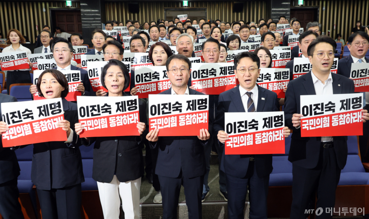 한병도 더불어민주당 원내대표가 26일 여의도 국회에서 열린 의원총회에서 의원들과 국민의힘 의원들의 이진숙 의원 제명 동참 촉구 피켓을 들고 있다. /사진=뉴시스