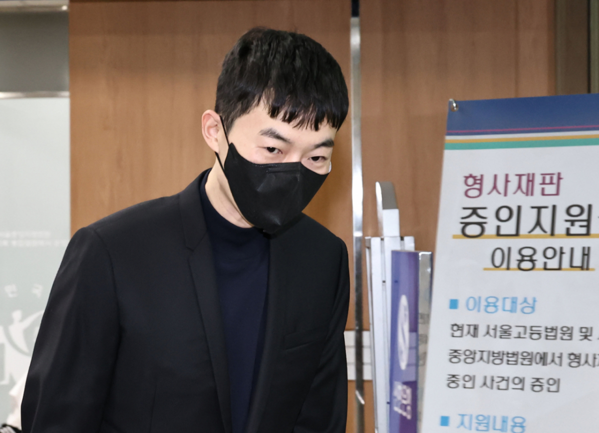 수능 모의고사 문항 거래 혐의를 받는 강사 현우진이 6월24일 서울 서초구 서울중앙지방법원에서 열린 부정청탁및금품등수수의금지에관한법률위반 첫 공판에 출석하고 있다./사진=뉴스1(사진공동취재단)
