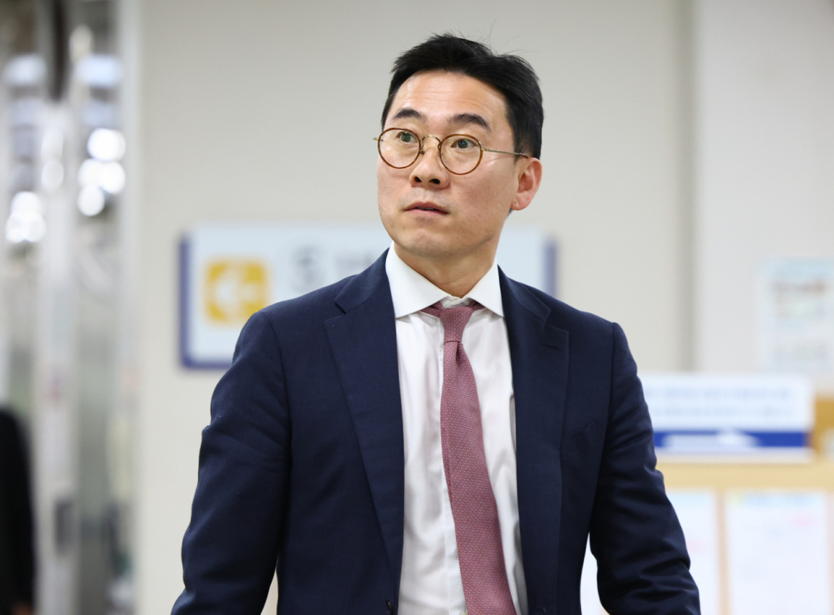 김건희 여사와의 친분을 내세워 투자금을 유치받았다는 이른바 '집사게이트' 의혹을 받는 조영탁 IMS모빌리티 대표가서울 서초구 서울중앙지방법원에서 열린 공판에 출석하고 있다. /사진=뉴시스