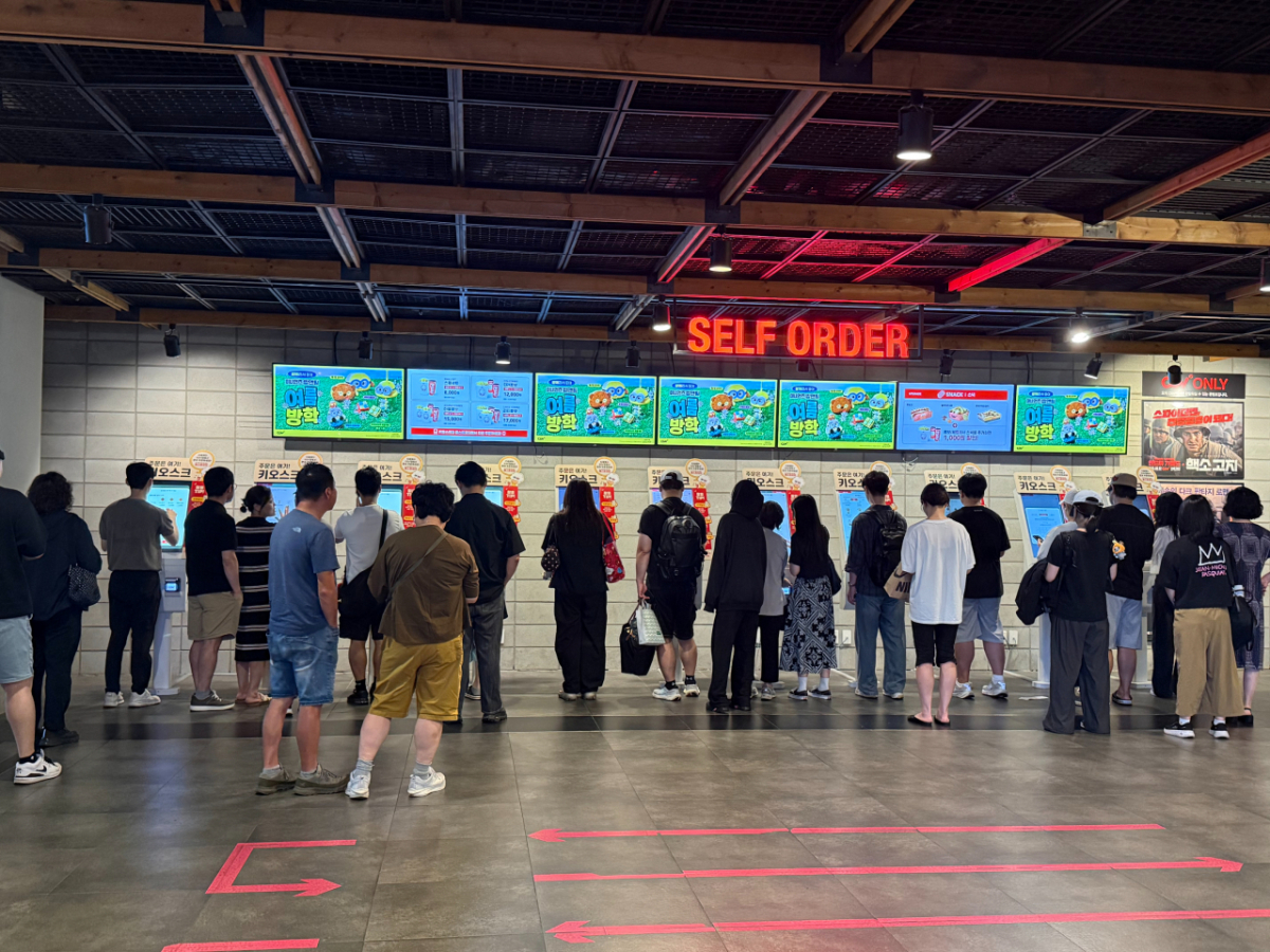 26일 오전 CGV 용산아이파크몰에서 시민들이 발권을 하고 있는 모습./사진=조유정 기자.