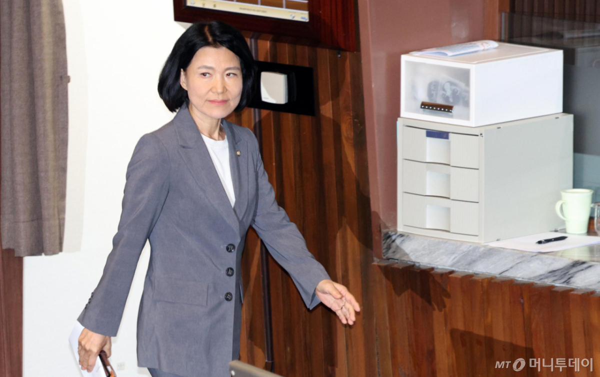 [서울=뉴시스] 고범준 기자 = 이진숙 국민의힘 의원이 26일 서울 여의도 국회에서 열린 제438회 국회(임시회) 제2차 본회의에서 국회의원(이진숙) 제명 촉구 결의안이 상정되자 본회의장을 나가고 있다. 2026.08.26. bjko@newsis.com /사진=고범준