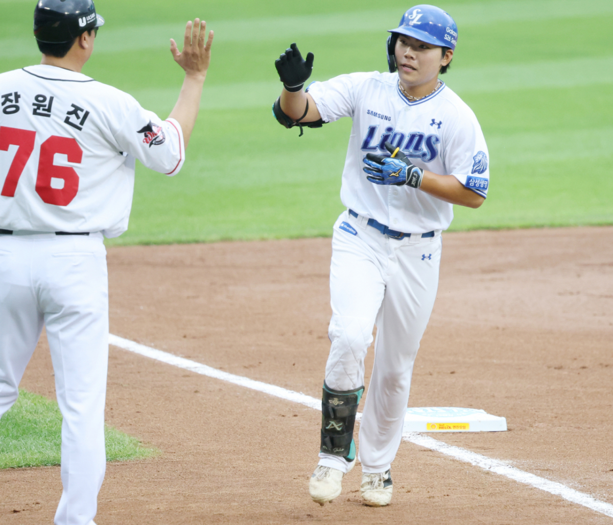 2026 KBO 퓨처스리그 올스타전이 10일 서울 잠실야구장에서 열렸다. 남부 함수호(삼성)가 2회말 무사에서 선제 우월 1점 홈런을 날리고 홈인하고 있다. /사진=김진경 kim.jinkyung@